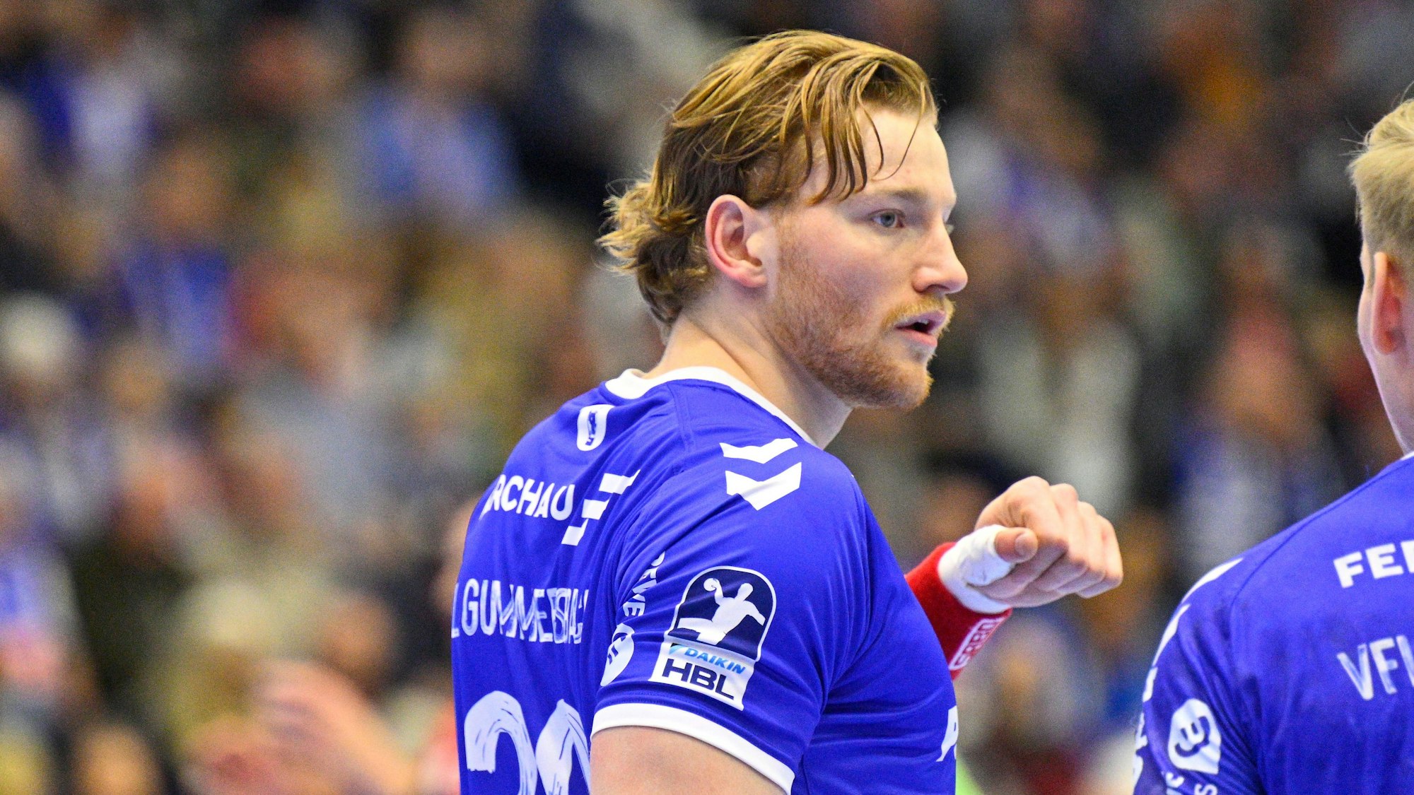 Handballer Tom Kiesler bei einem Spiel im Porträt.