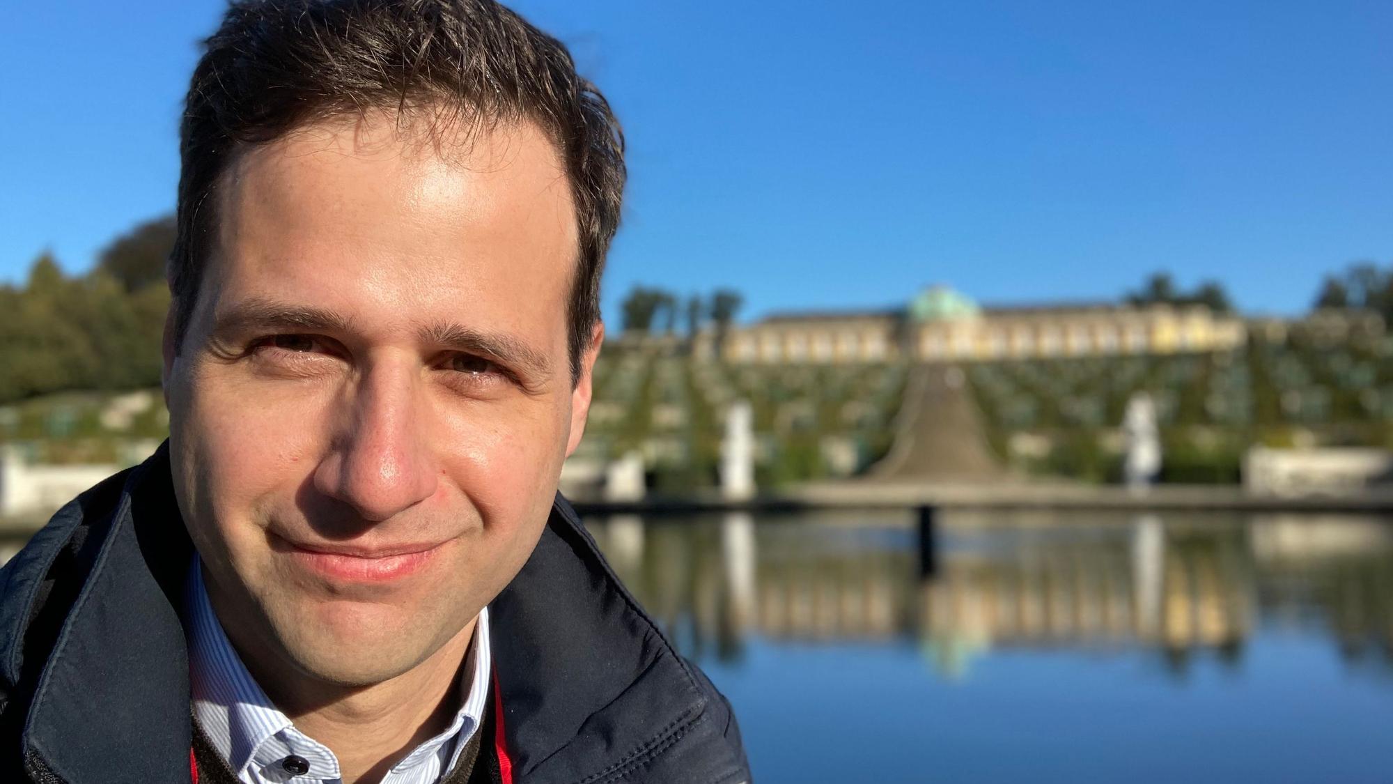 Das Foto zeigt den Journalisten und Buchautoren Lorenz Hemicker