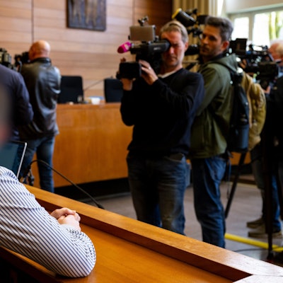 Der Angeklagte im Prozess um den Tod der Studentin Hanna sitzt im Landgericht Traunstein auf der Anklagebank (Archivbild).