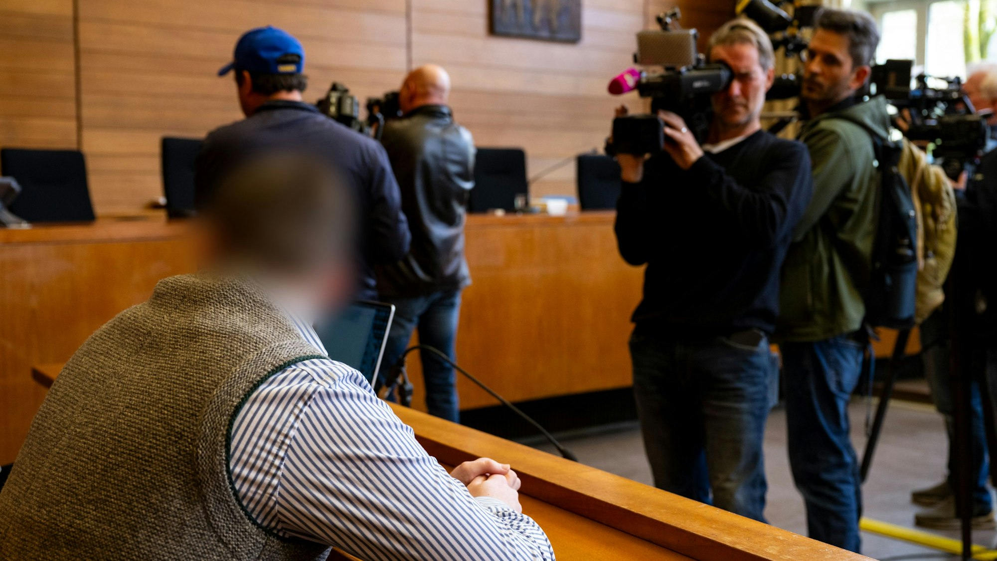 Der Angeklagte im Prozess um den Tod der Studentin Hanna sitzt im Landgericht Traunstein auf der Anklagebank (Archivbild).