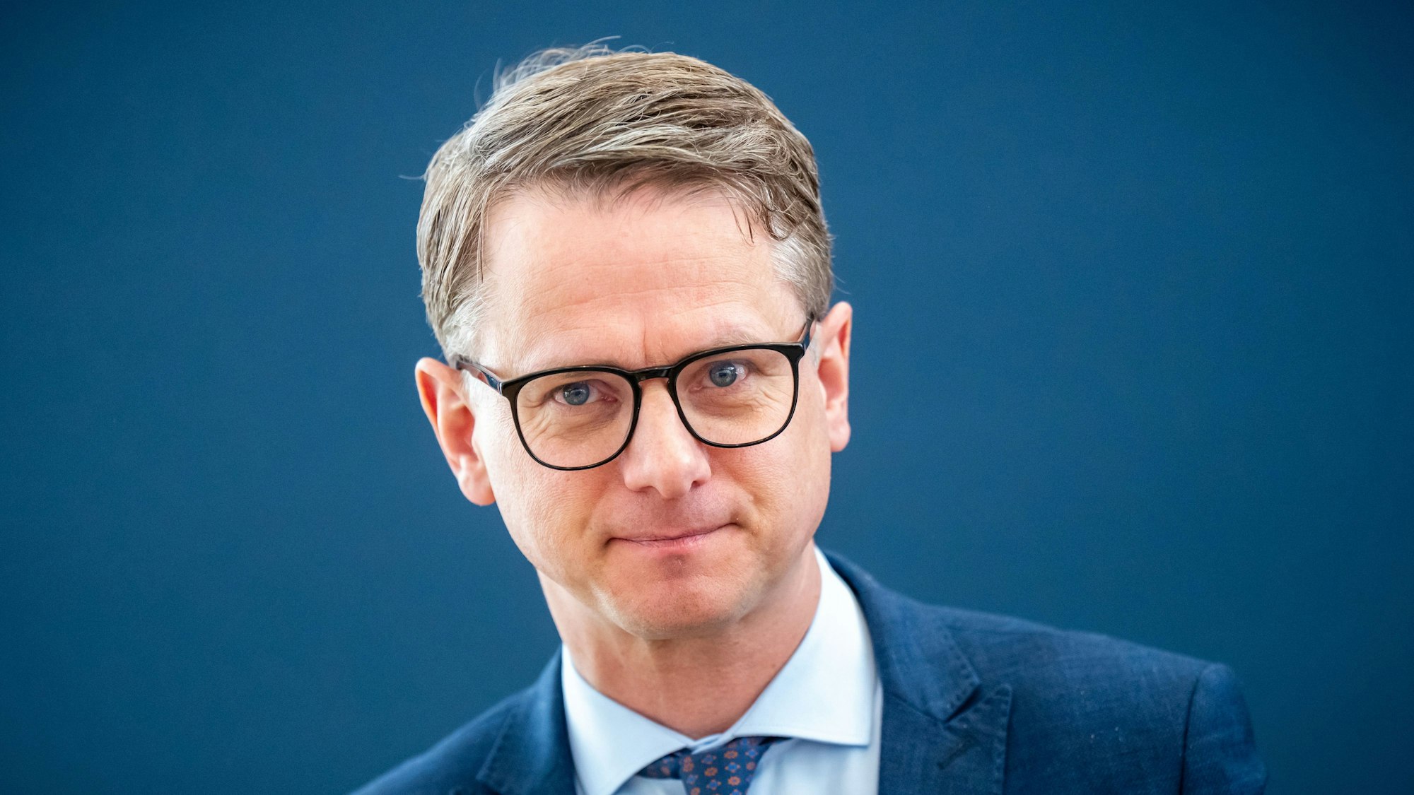 Carsten Linnemann, CDU Generalsekretär, wartet auf den Beginn der Sitzung des CDU Bundesvorstands im Konrad-Adenauer Haus. (Archivbild)