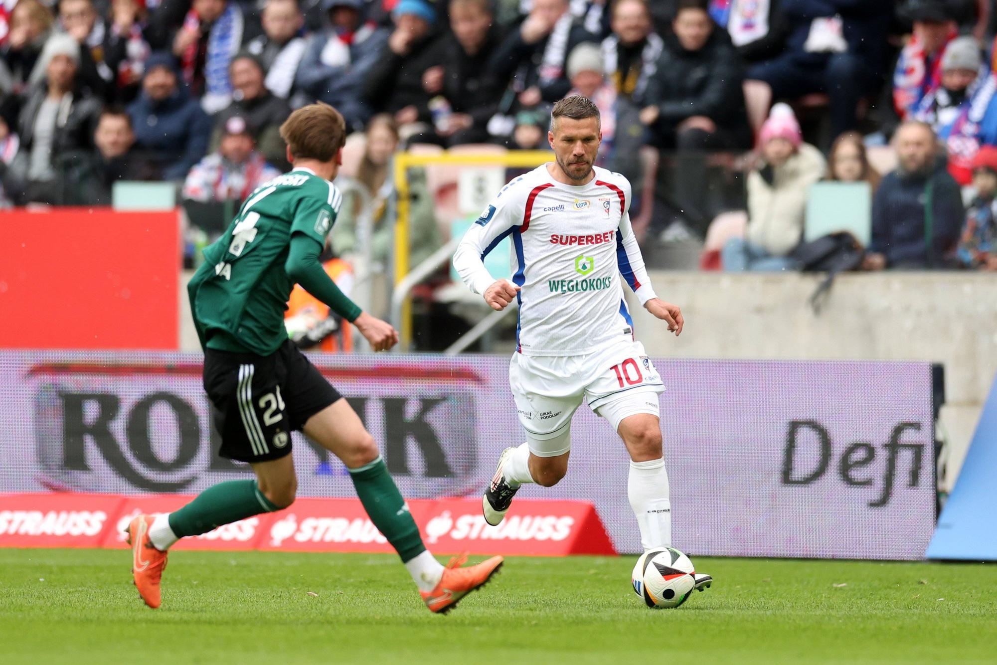 Gornik Zabrze hat Lukas Podolski ein neues Vertragsangebot unterbreitet. Ob der ehemalige FC-Liebling ist auch annimmt, ist offen.