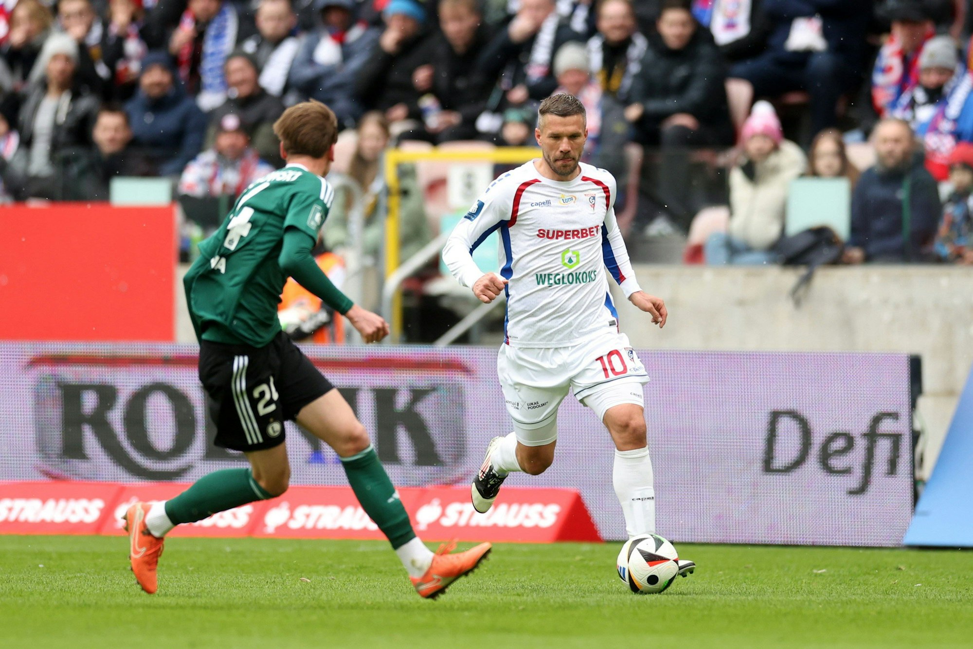 Gornik Zabrze hat Lukas Podolski ein neues Vertragsangebot unterbreitet. Ob der ehemalige FC-Liebling ist auch annimmt, ist offen.