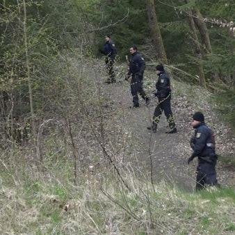 Die Polizei sucht im Westerwald nach dem 61 Jahre alten Tatverdächtige, der drei Personen in einem Einfamilienhaus in Weitefeld im Westerwald getötet haben soll.