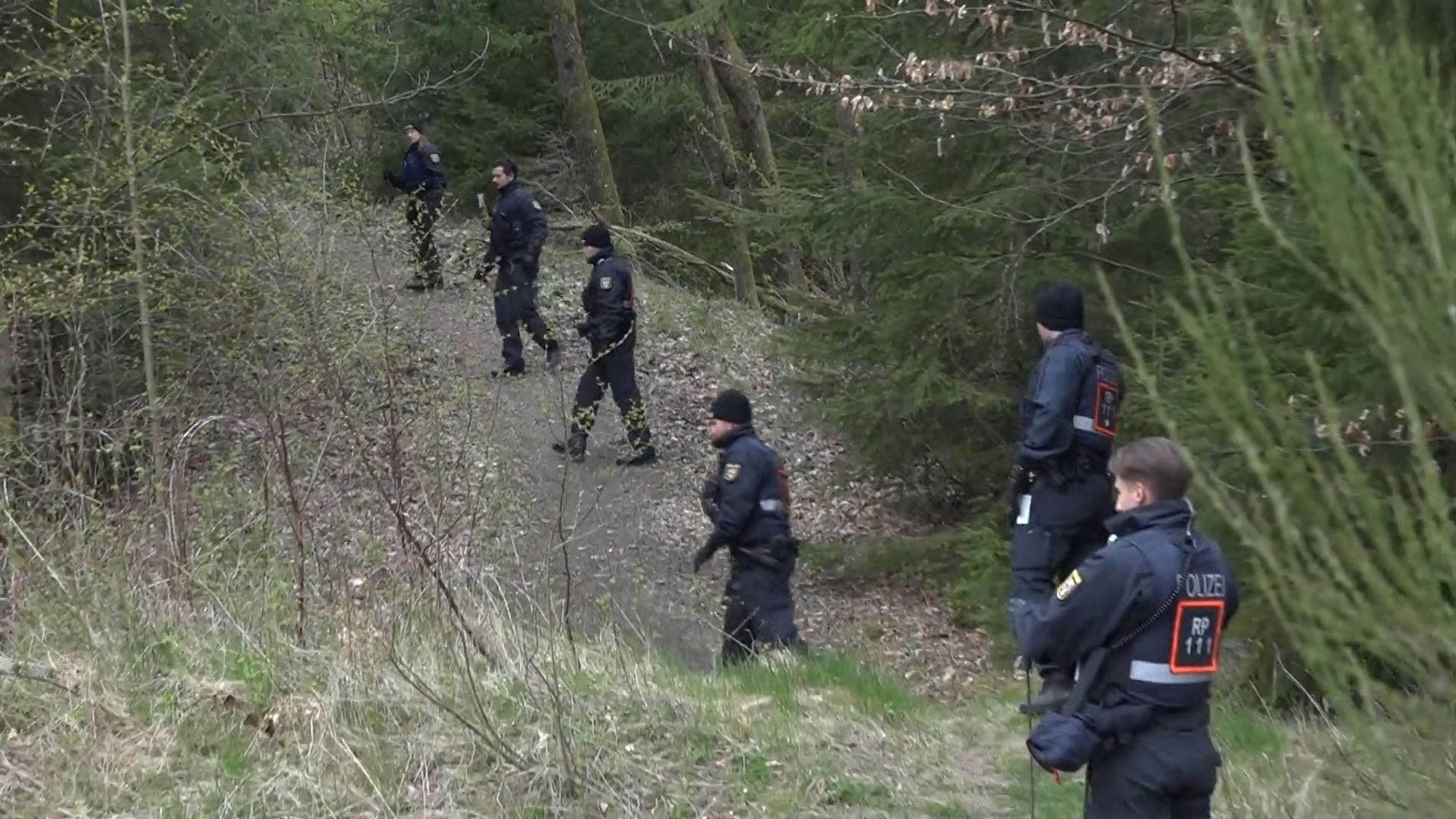 Die Polizei sucht im Westerwald nach dem 61 Jahre alten Tatverdächtige, der drei Personen in einem Einfamilienhaus in Weitefeld im Westerwald getötet haben soll.