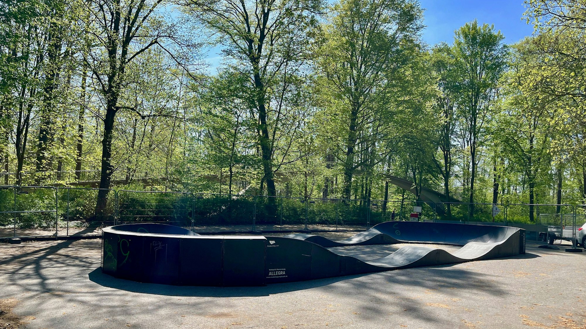 Eine mobile Pump-Track-Anlage auf einem Parkplatz