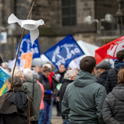 Auch 2024 demonstrierten in Köln Menschen gegen Krieg, Aufrüstung und Atomwaffen. (Archivbild)