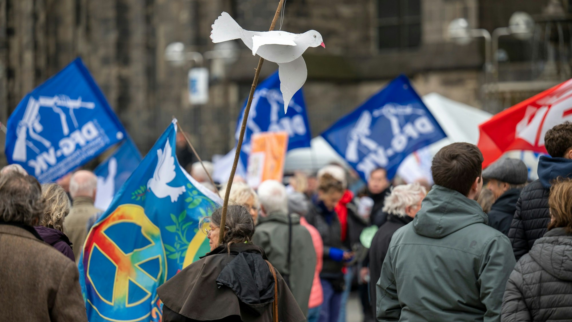 Auf dem Roncalliplatz startet auch in diesem Jahr der Ostermarsch in Köln. (Archivbild)