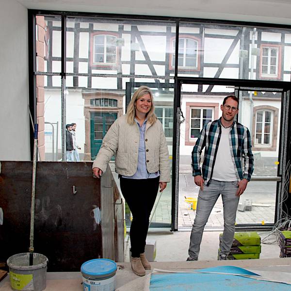 Zwei Männer und eine Frau stehen im Eingangsbereich des neuen Rathauses von Blankenheim, der noch eine Baustelle ist.