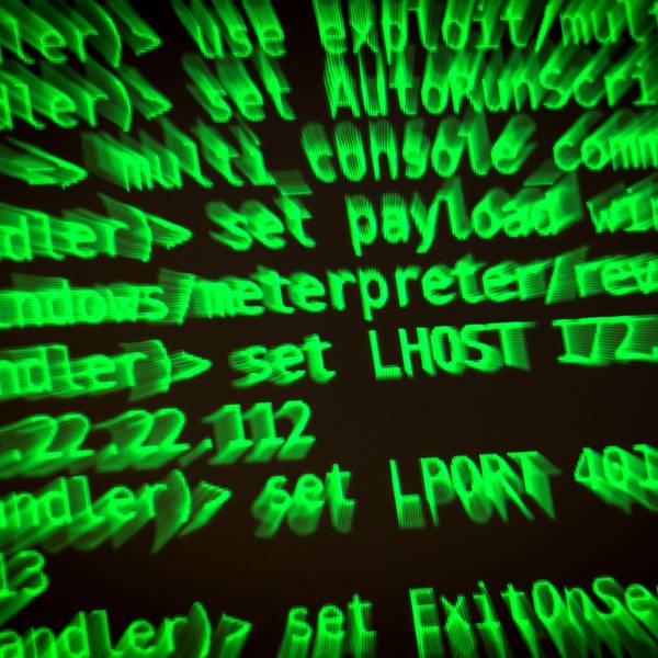 Buchstaben und Zahlen leuchten auf einem Bildschirm, auf dem ein Hacker-Programm geöffnet ist. Cyberattacken haben in NRW deutlich zugenommen.