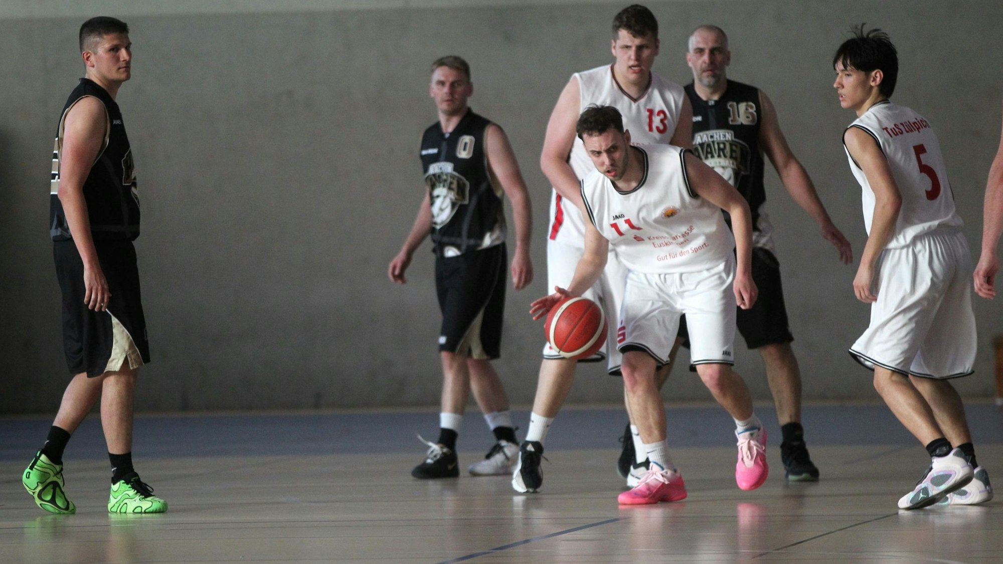 Das Bild zeigt eine Spielszene des letzten Saisonspiels des TuS Zülpich.