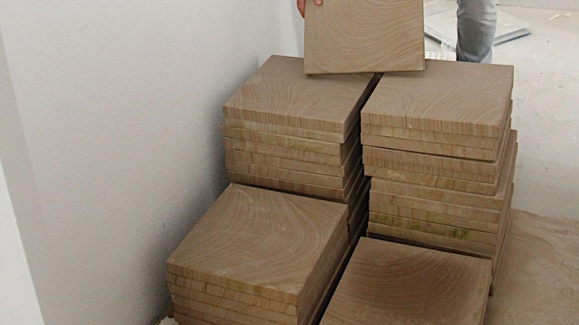 Sandsteinplatten aus dem Kylltal sind aufgestapelt. Sie werden auf dem Boden im Erdgeschoss des neuen Rathauses von Blankenheim verlegt.