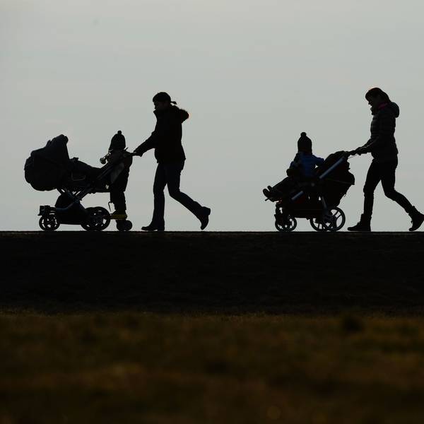 Drei Mütter schieben ihre Kinderwagen. (Symbol-und Archivbild).
