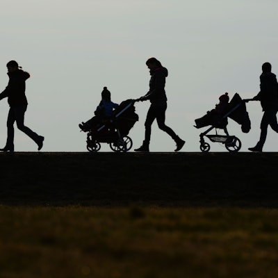Drei Mütter schieben ihre Kinderwagen. (Symbol-und Archivbild).