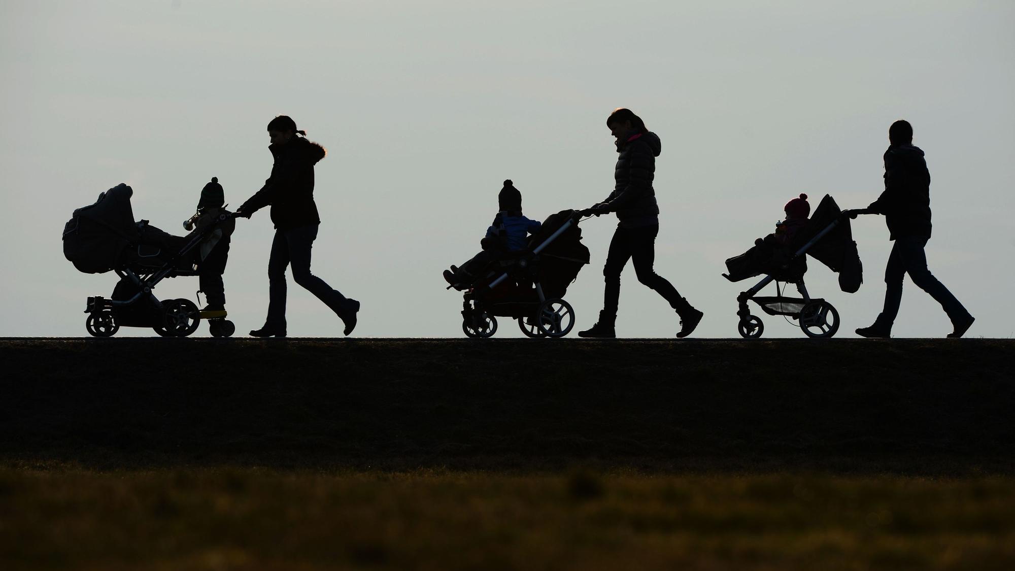 Drei Mütter schieben ihre Kinderwagen. (Symbol-und Archivbild).