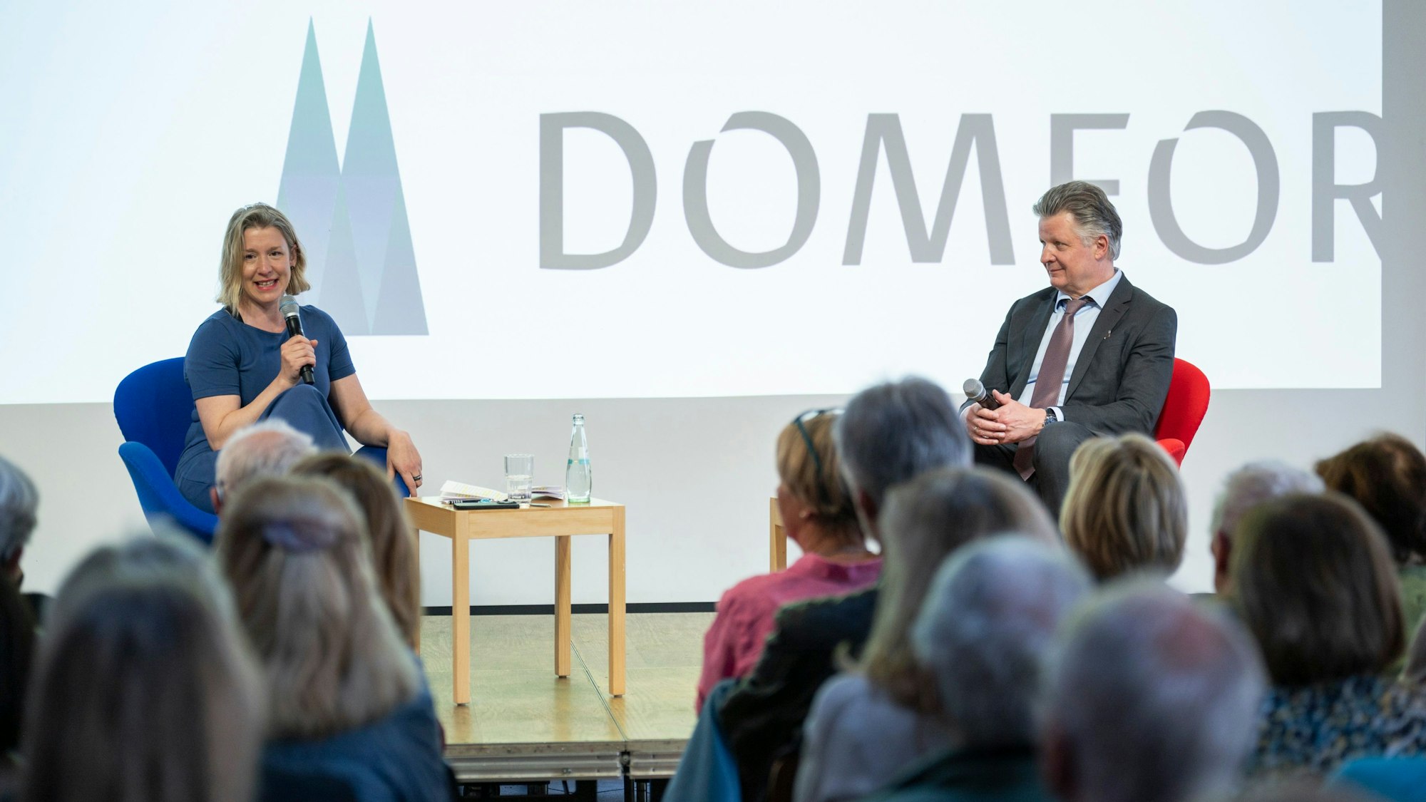 14.04.2025, Köln: Prof. Dr. Frank Jessen spricht über «Alzheimer und neue Therapiemöglichkeiten». Bei der Veranstaltung im Domforum moderiert Claudia Lehnen, Chefreporterin des Kölner Stadt-Anzeiger. Foto: Uwe Weiser