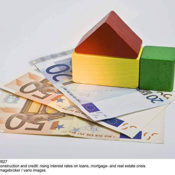 Ein Spielzeughaus aus Holz steht auf zwei 50- und einem 20-Euro-Schein. (Symbolfoto)