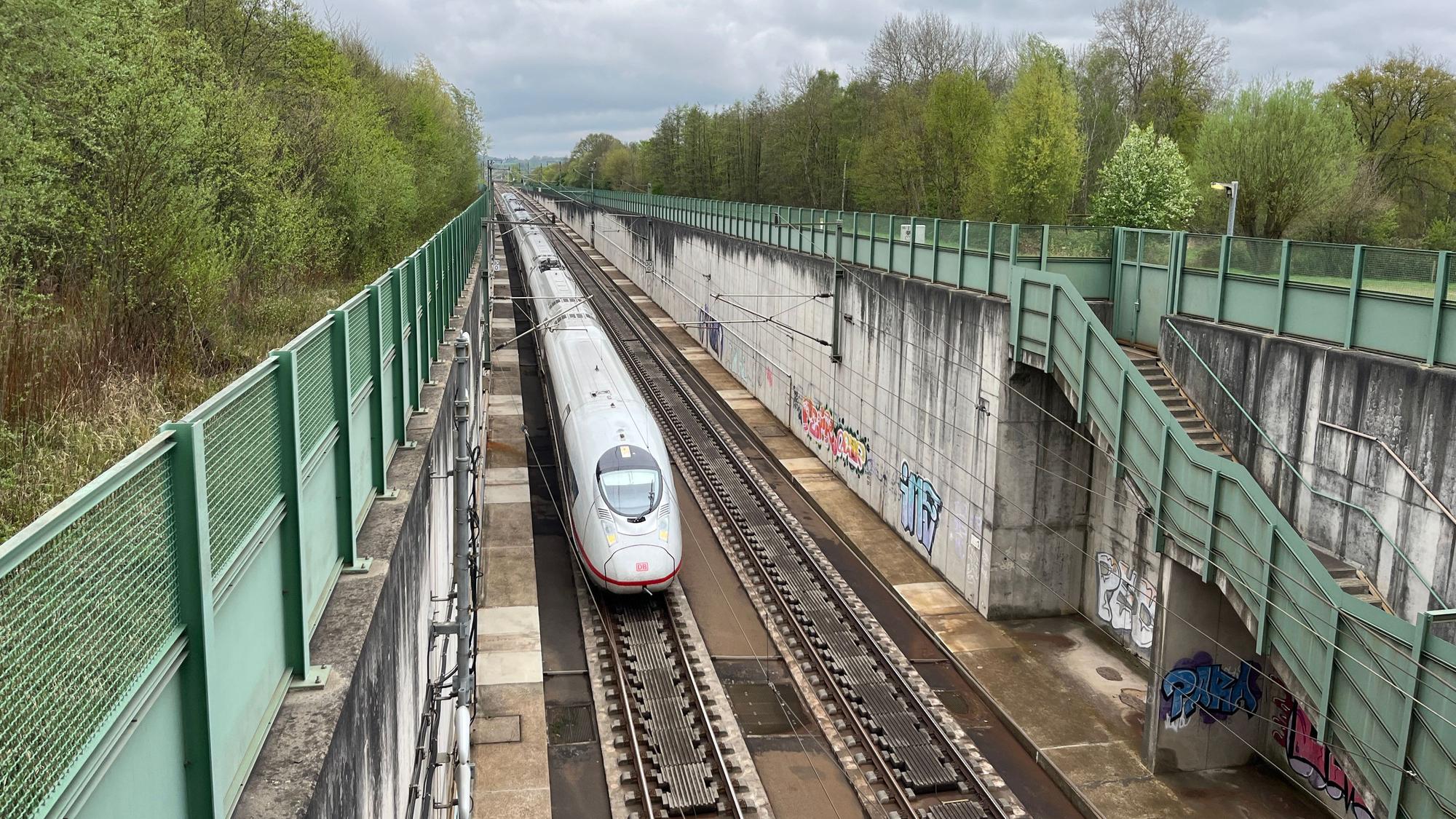Das Portal des ICE-Tunnels Niederpleis taucht plötzlich auf.