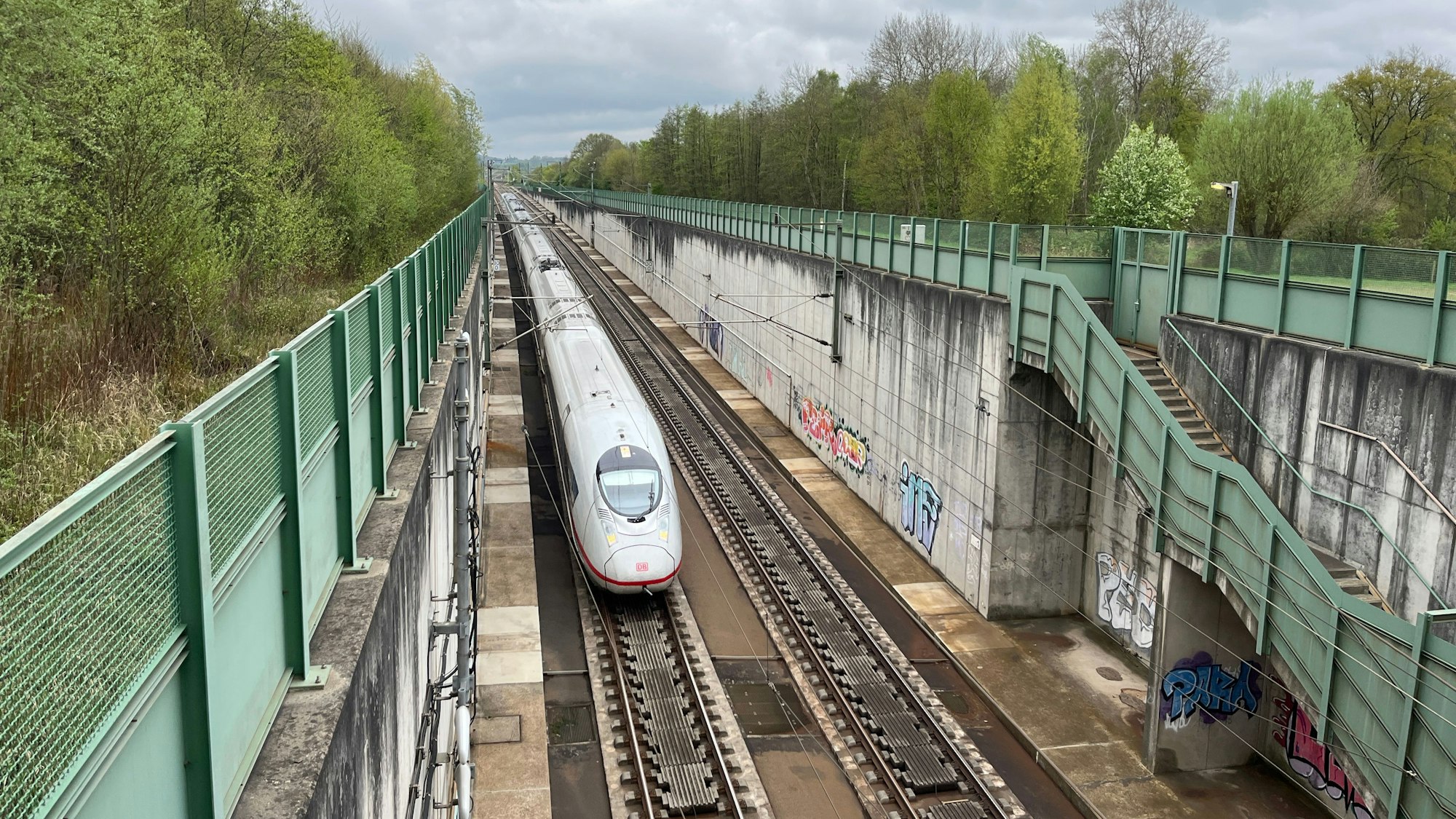 Das Portal des ICE-Tunnels Niederpleis taucht plötzlich auf.