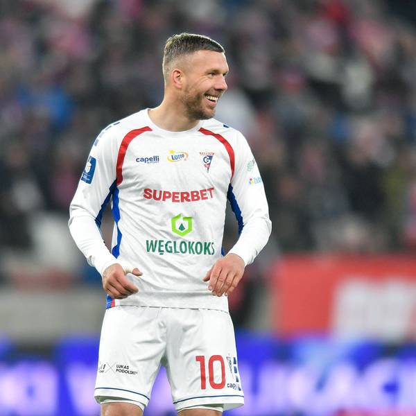 Er kann es noch immer: Lukas Podolski steht vor der Entscheidung, ob er seine lange Fußball-Karriere bald beenden wird.