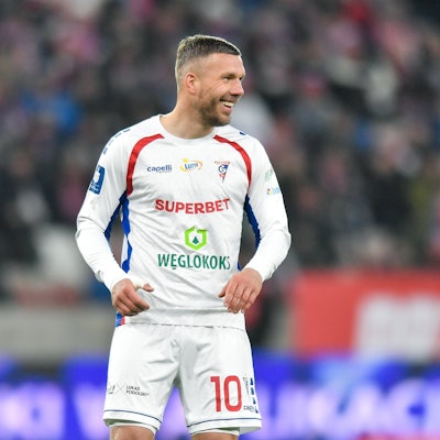Er kann es noch immer: Lukas Podolski steht vor der Entscheidung, ob er seine lange Fußball-Karriere bald beenden wird.