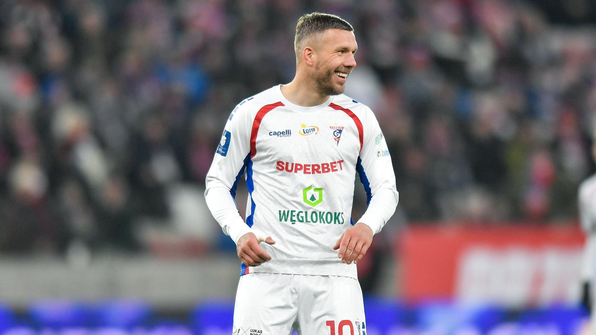 Er kann es noch immer: Lukas Podolski steht vor der Entscheidung, ob er seine lange Fußball-Karriere bald beenden wird.