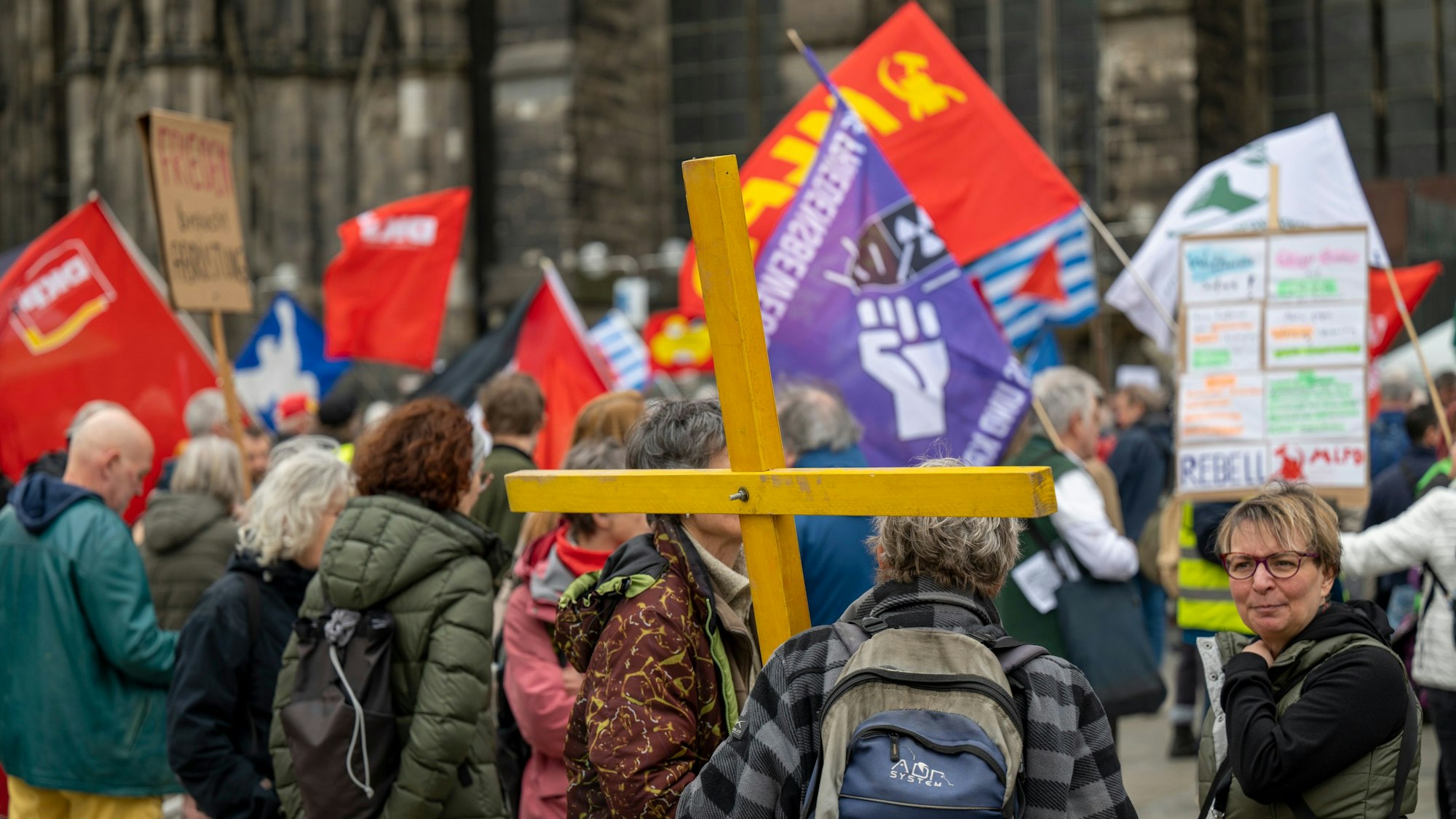 30.03.2024, Köln: Auf dem Roncalliplatz startete der Ostermarsch. Motto : "Kriege beenden, Aufrüstung stoppen, Atomwaffen abschaffen! Friedensfähigkeit statt Kriegstüchtigkeit!"
Foto: Uwe Weiser