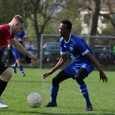 Das Bild zeigt Oliver Kröll, der versucht an seinem Gegenspieler vorbei zu dribbeln.