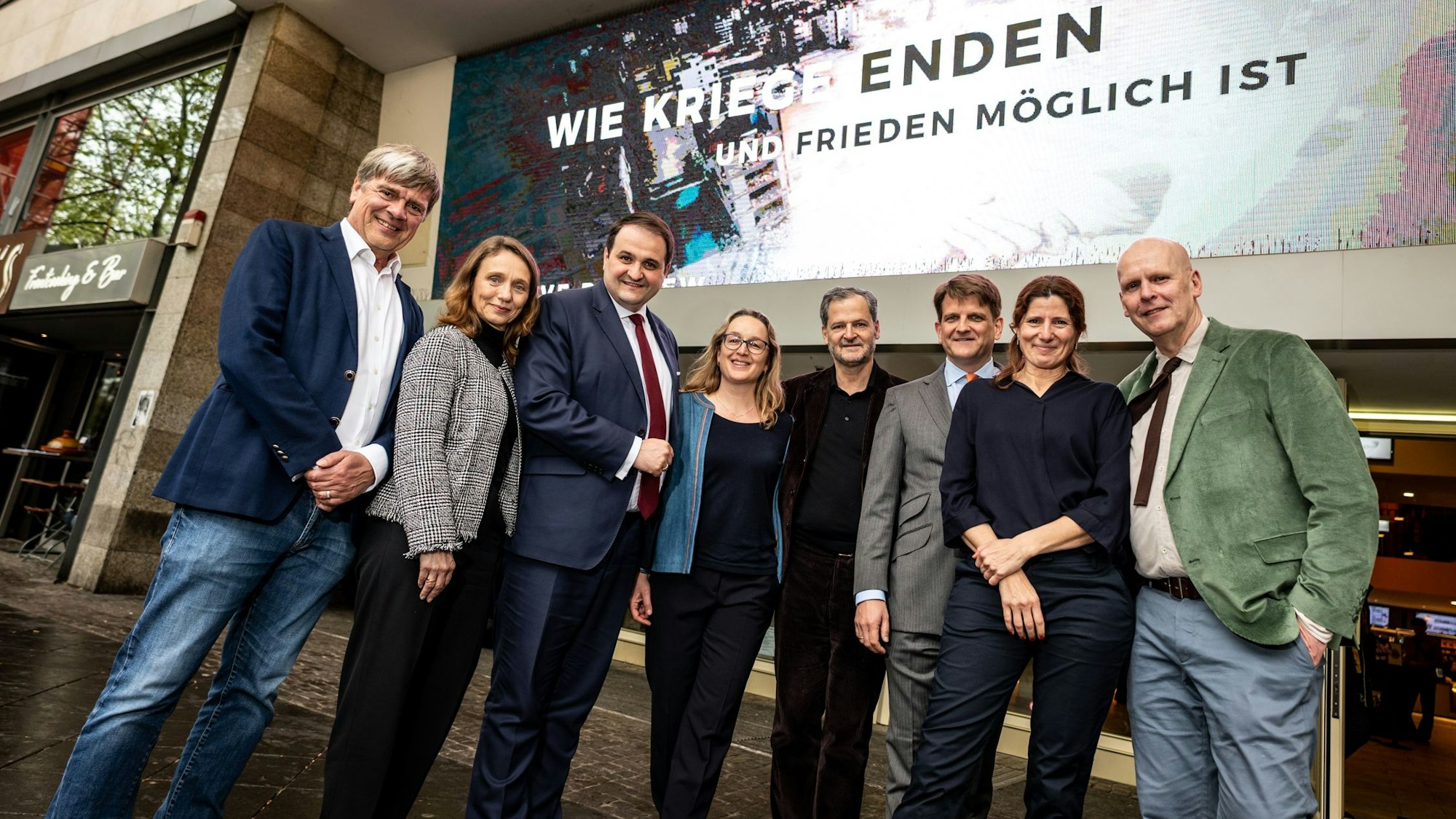 Das Team von „Wie Kriege enden und Frieden möglich ist“ mit NRW-Medienminister Nathanael Liminski (3.v.l.) vor dem Kino