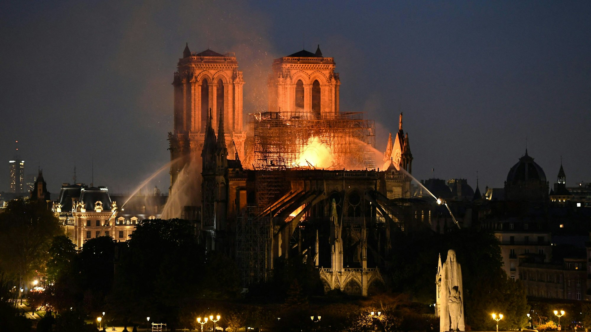 Flammen schlagen im April 2019 aus der Kathedrale Notre-Dame in Paris.