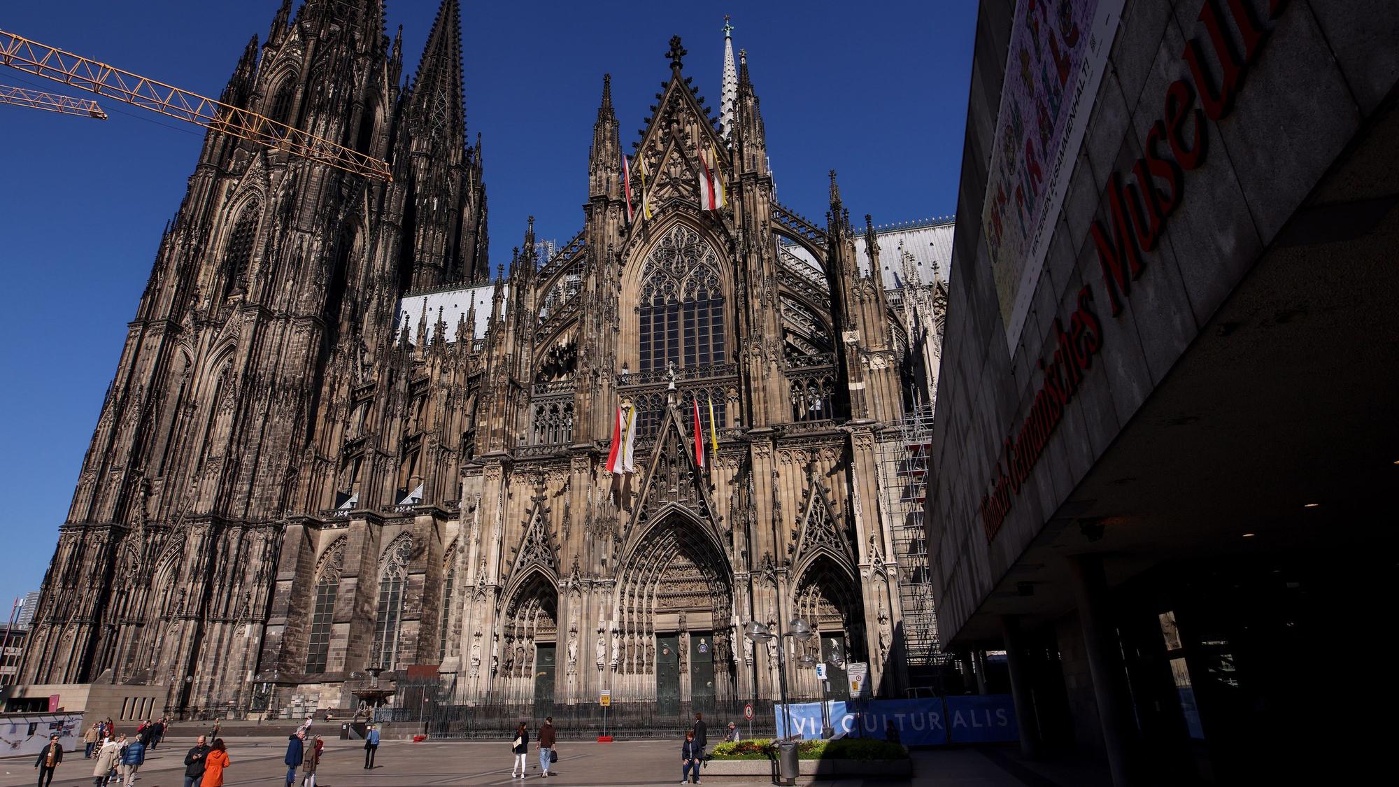 Blick auf die Südseite Dom gesehen vom Roncalliplatz in Köln.