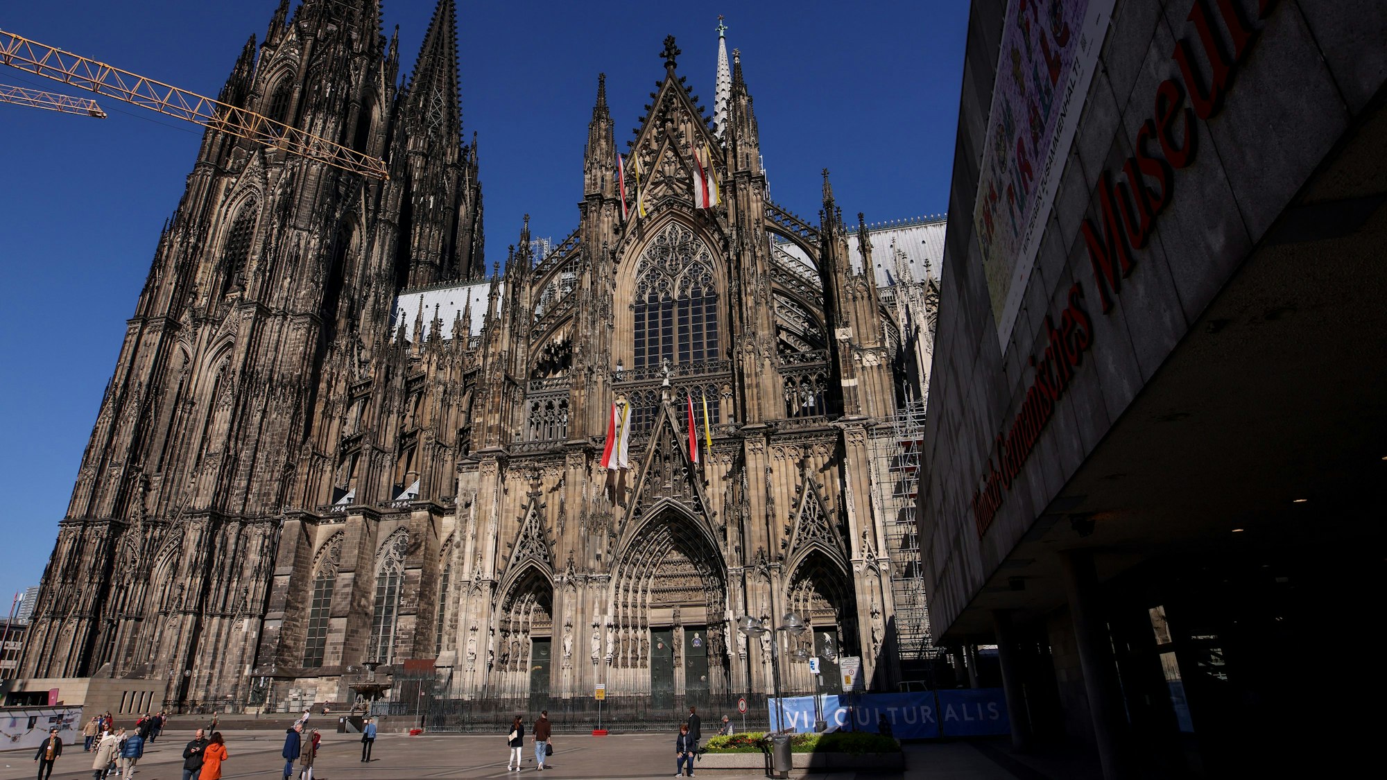 Blick auf die Südseite Dom gesehen vom Roncalliplatz in Köln.
