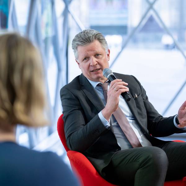 Prof. Dr. Frank Jessen spricht im Domforum über Alzheimer und neue Therapiemöglichkeiten. Bei der Veranstaltung im Domforum moderiert Claudia Lehnen, Chefreporterin des Kölner Stadt-Anzeiger.