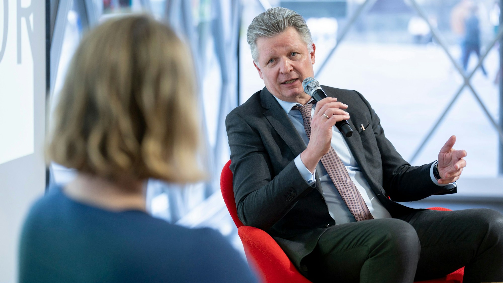 Prof. Dr. Frank Jessen spricht im Domforum über Alzheimer und neue Therapiemöglichkeiten. Bei der Veranstaltung im Domforum moderiert Claudia Lehnen, Chefreporterin des Kölner Stadt-Anzeiger.