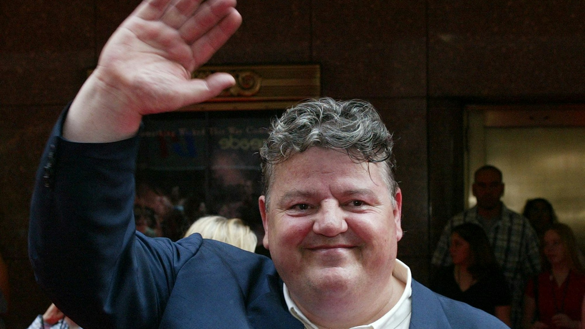 Robbie Coltrane winkt vor der Filmpremiere von „Harry Potter und der Gefangene von Askaban“.
