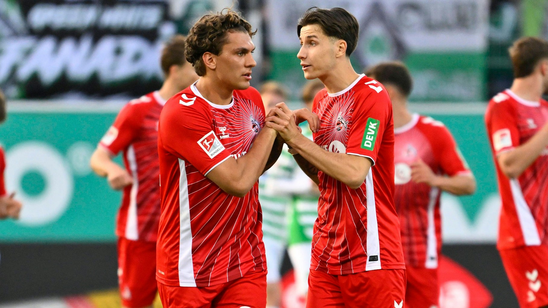 Die FC-Profis werden das grüne Logo des Kölner Versicherers auch in den kommenden drei Jahren auf den Trikotärmeln tragen.