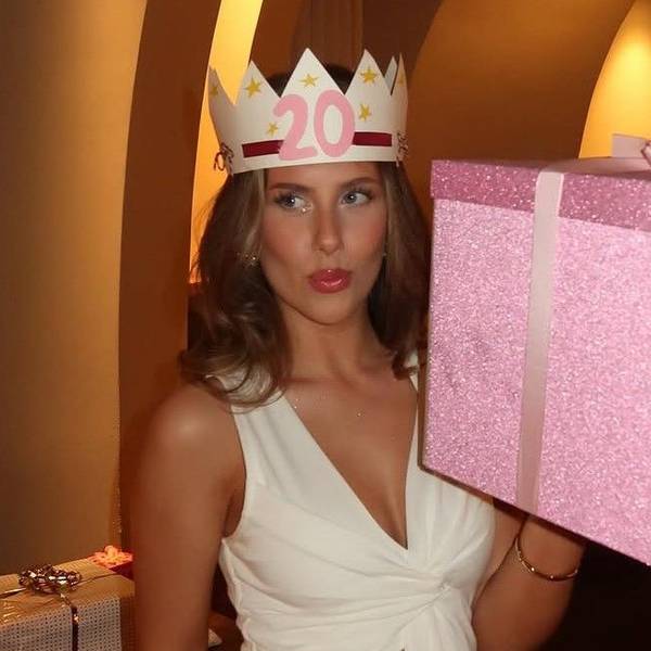 Leah Isadora Behn, die Tochter von Prinzessin Märtha Louise, mit einem Geschenk zu ihrem 20. Geburtstag.