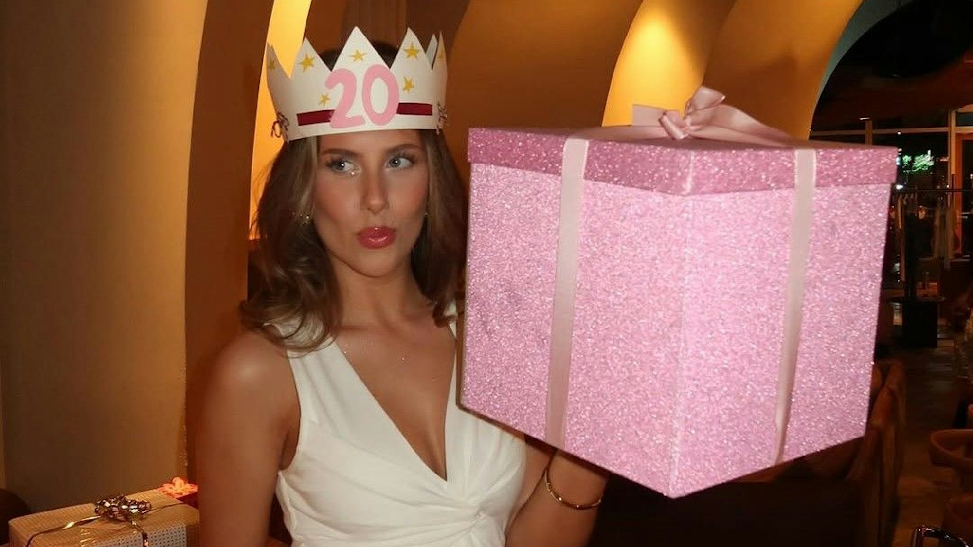 Leah Isadora Behn, die Tochter von Prinzessin Märtha Louise, mit einem Geschenk zu ihrem 20. Geburtstag.