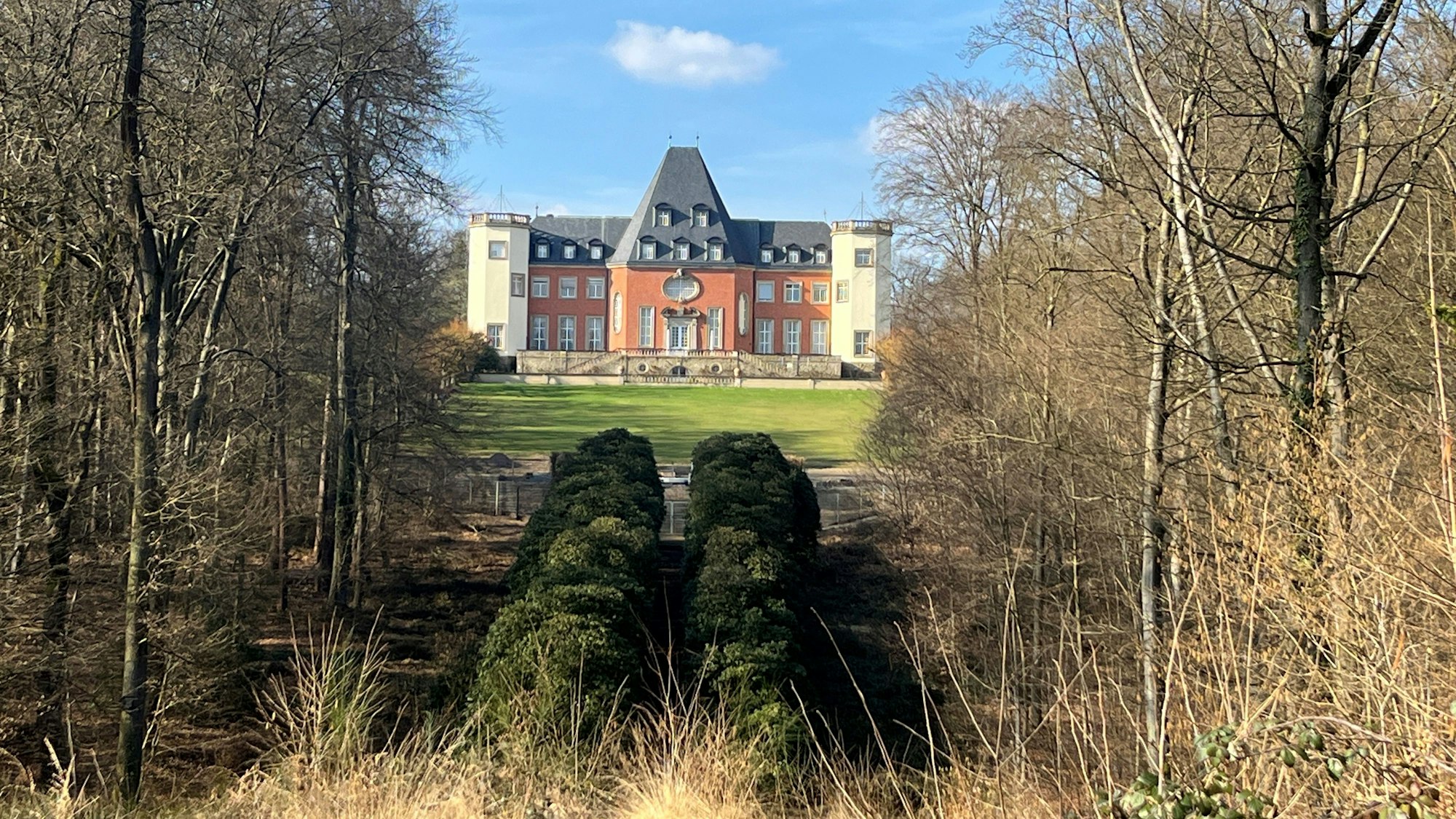 Das Schloss Birlinghoven in Sankt Augustin liegt malerisch im Wald.