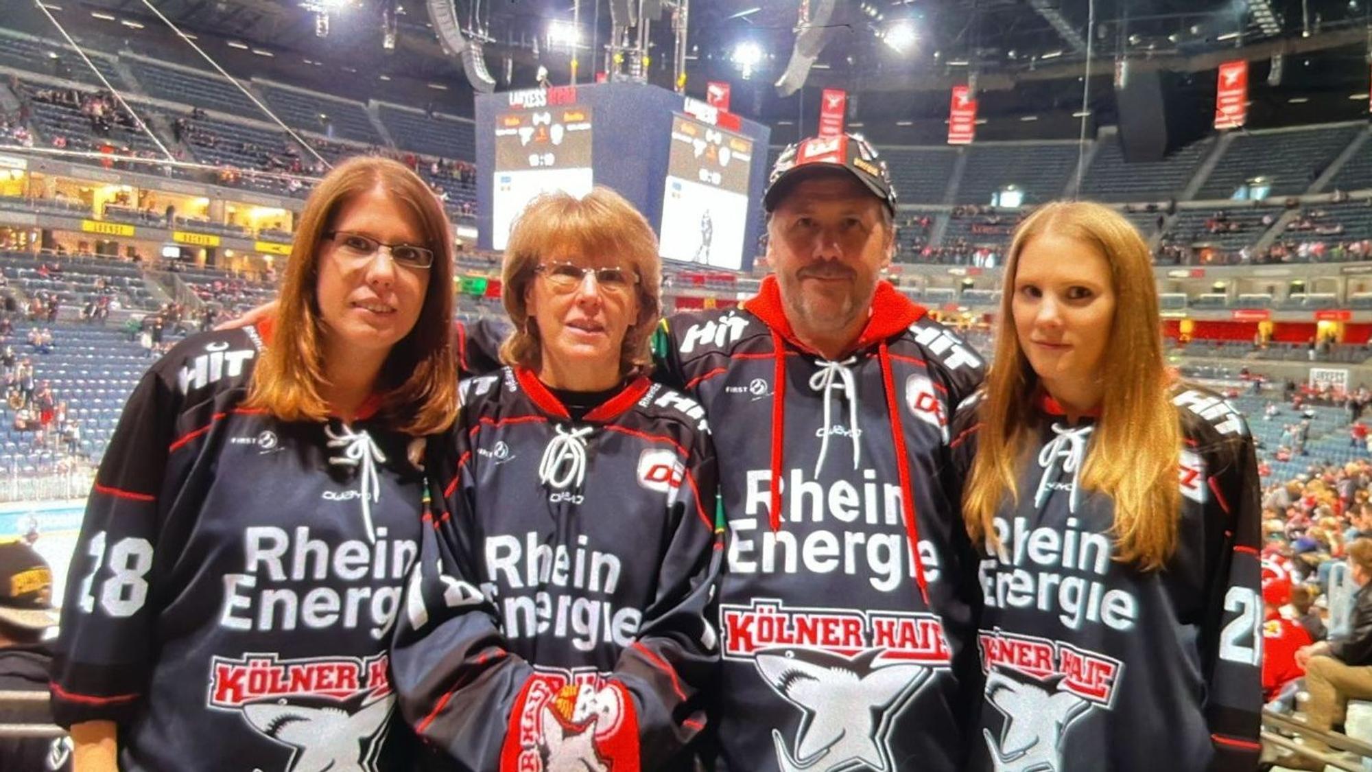 Fans der Kölner Haie: Carmen, Irene, Karlheinz und Anne May (v. l.).
