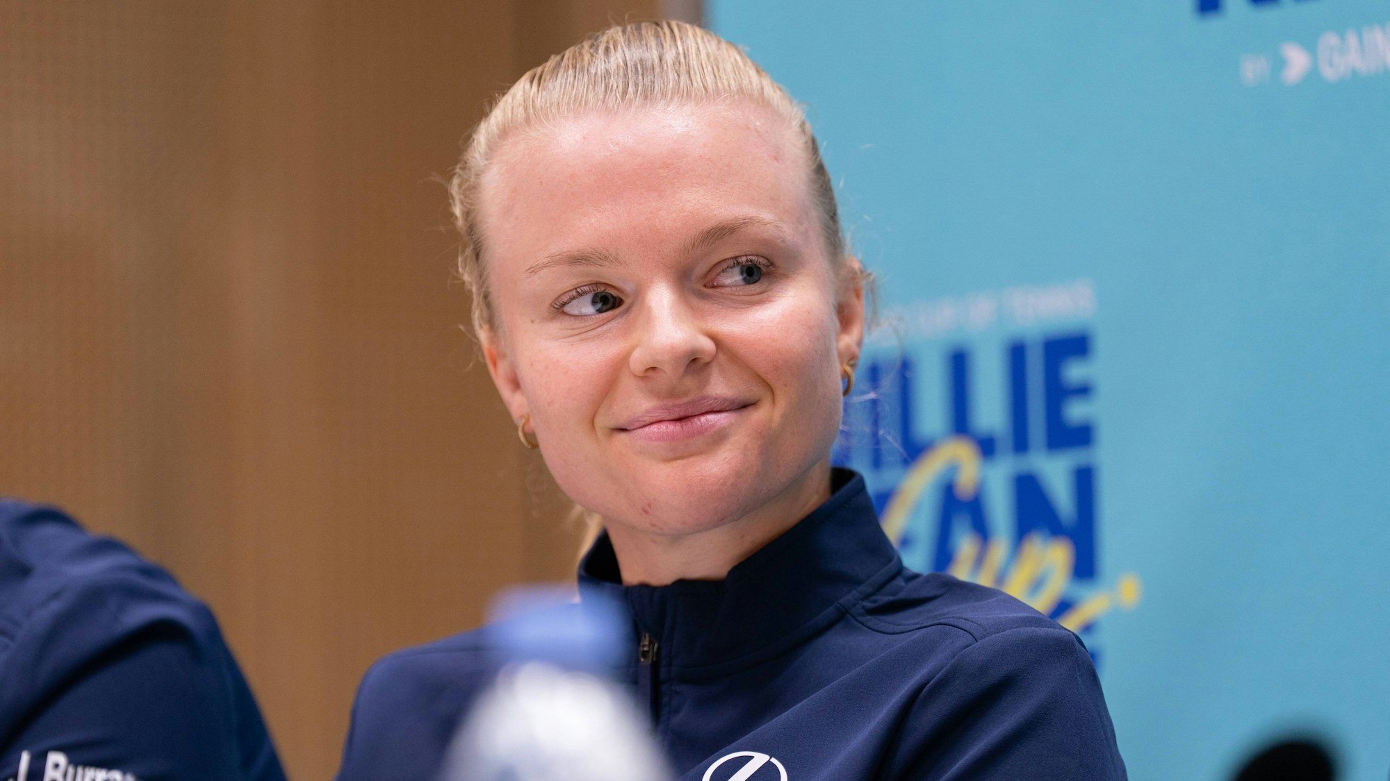 Die Britin Harriet Dart bei einer Pressekonferenz im April 2025.