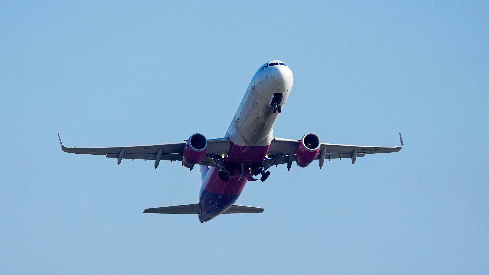 Ein Airbus 321 einer anderen Airline beim Start.