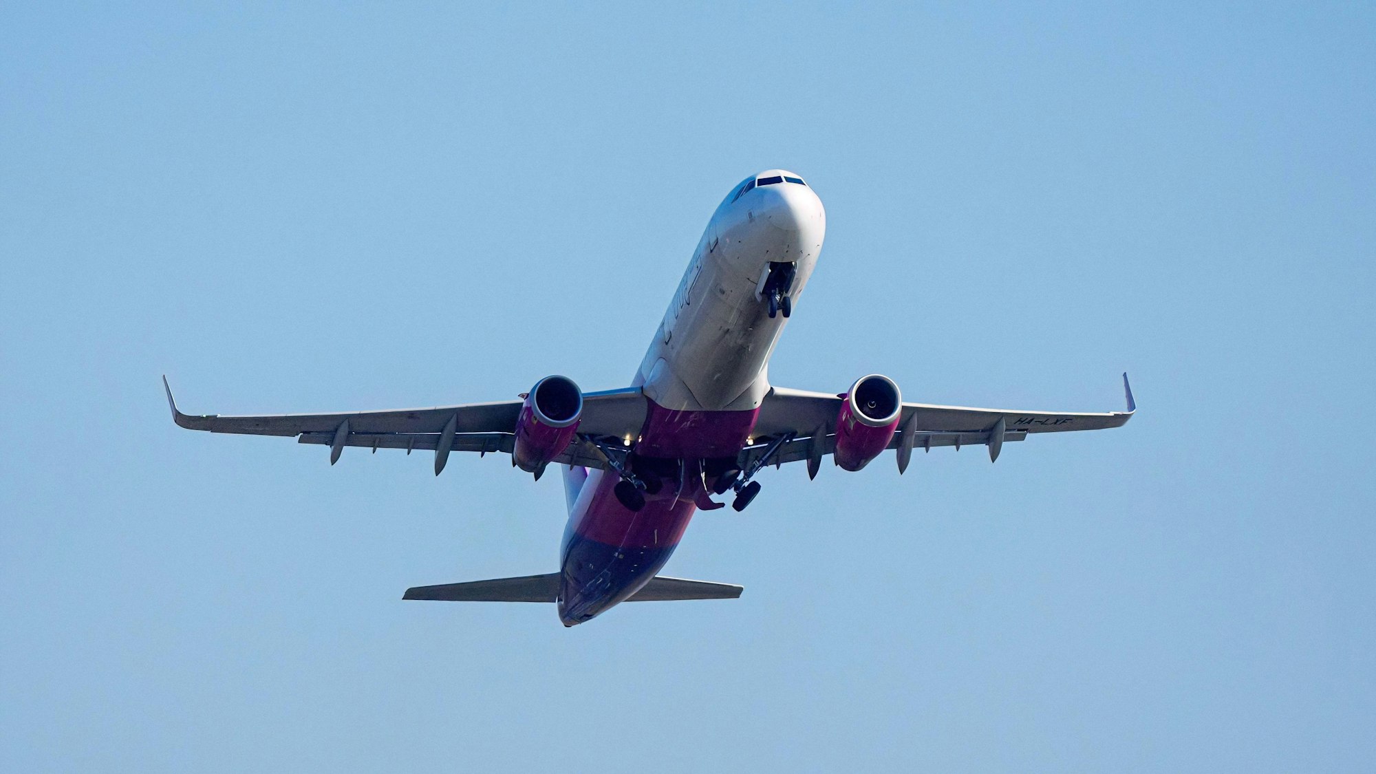 Ein Airbus 321 einer anderen Airline beim Start.