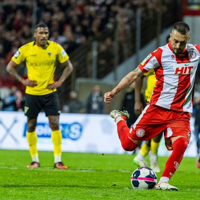 Die Szene des Abends: Stipe Batarilo vergibt vom Punkt