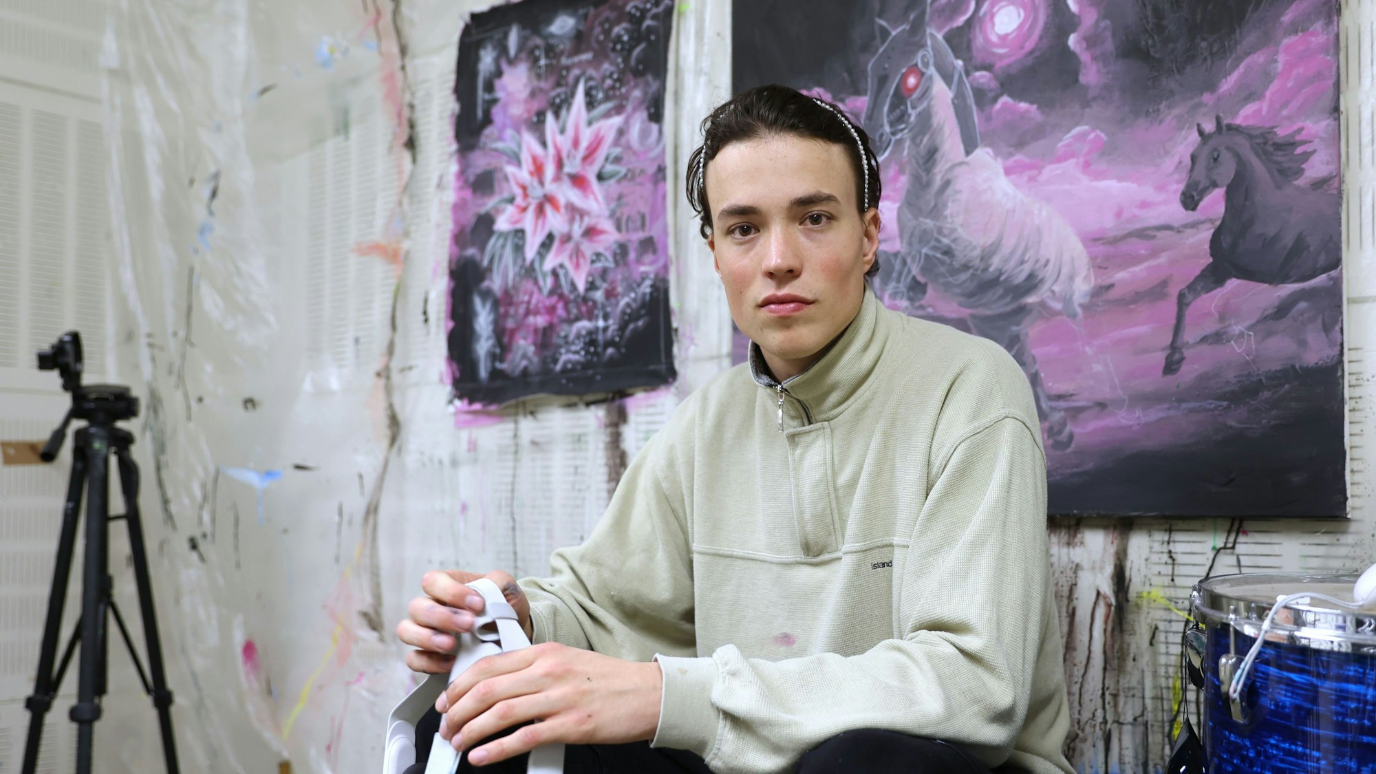 07.03.2025
Köln
Lars Stenchly (22) war Jugendnationalspieler im Volleyball - jetzt ist er erfolgreicher Künstler, jüngst hatte er eine Ausstellung zusammen mit Werken von Banksy und Warhol.
Foto: Martina Goyert