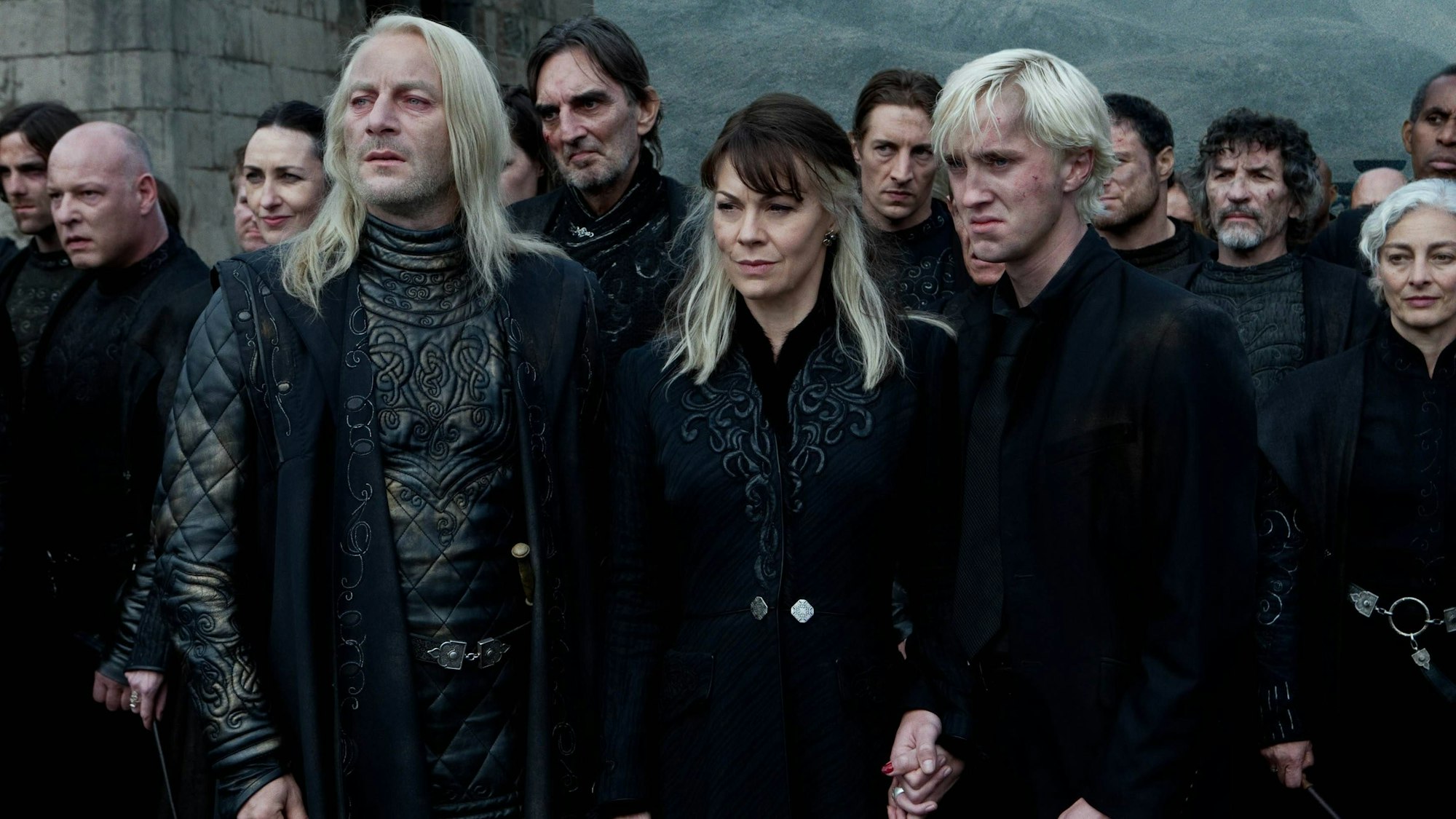 Helen McCrory (m) als Narcissa Malfoy mit Jason Isaacs und Tom Felton in „Harry Potter und die Heiligtümer des Todes – Teil 2“.