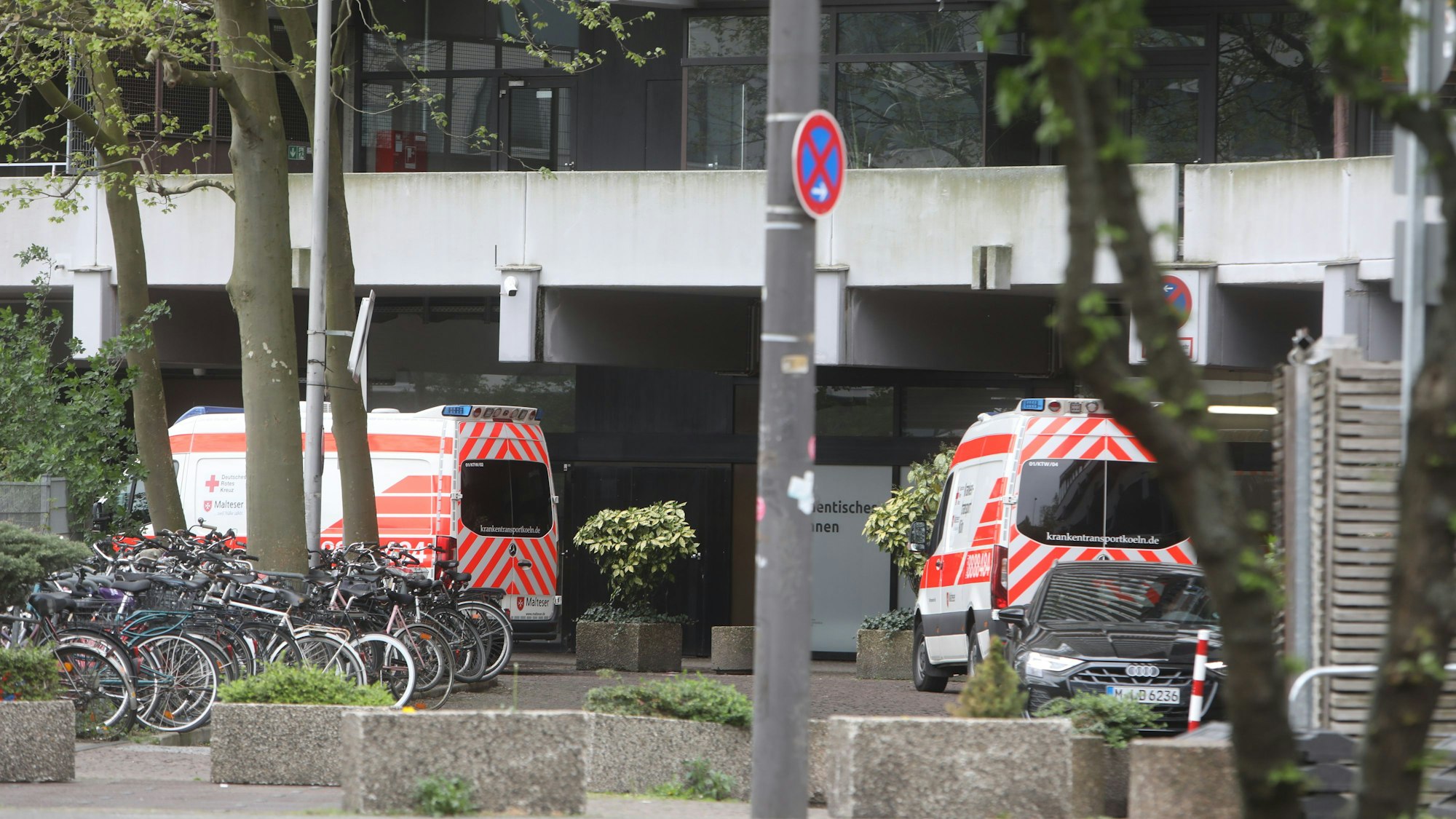 An der Greinstraße in Köln-Sülz ist ein Bombenblindgänger aus dem Zweiten Weltkrieg gefunden worden. Für die Entschärfung muss auch das Wohnhaus Uni-Center geräumt werden.