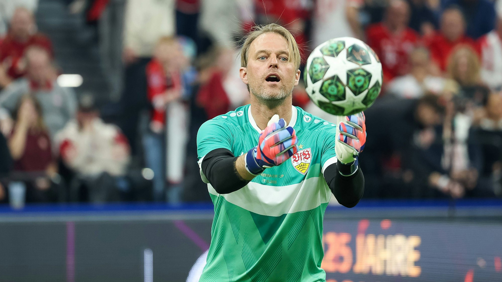 Timo Hildebrand hält einen Ball.