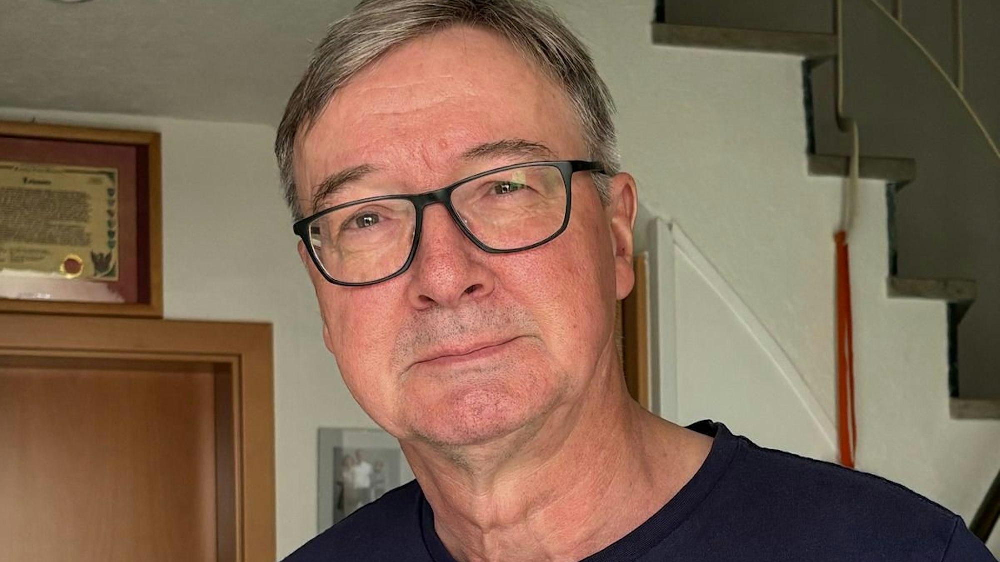 Matthias Lohmann steht im Flur seines Hauses.