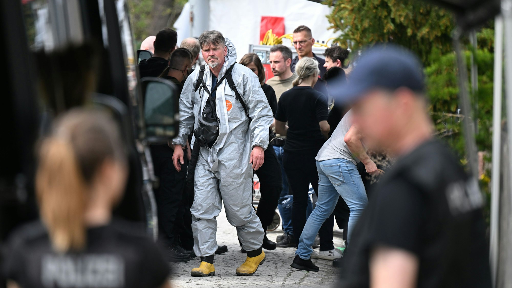 Einsatzkräfte von Polizei, Feuerwehr und Rettungsdienst arbeiten am Einsatzort.
